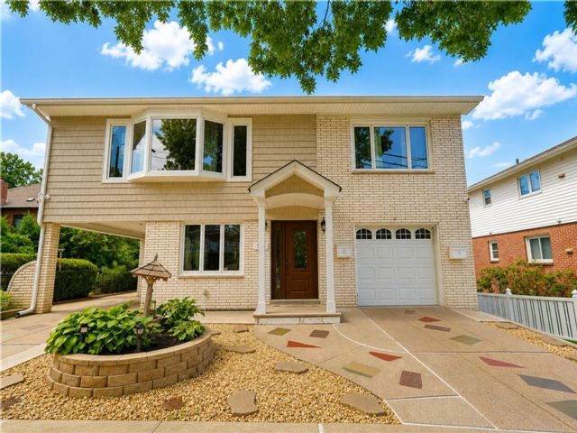 Studio,  0.00 BTH &nbsp;Multi-family style home in Sunnyside