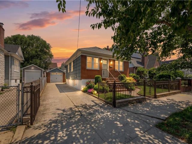  2 BR,  2.00 BTH &nbsp;Single family style home in Rosedale