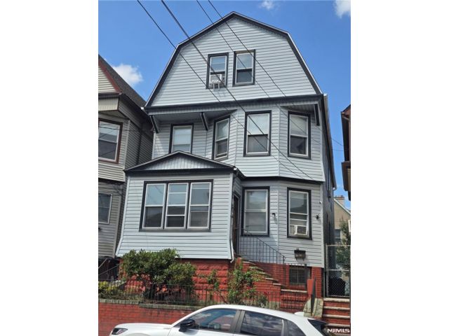  5 BR,  3.50 BTH &nbsp; style home in Kearny