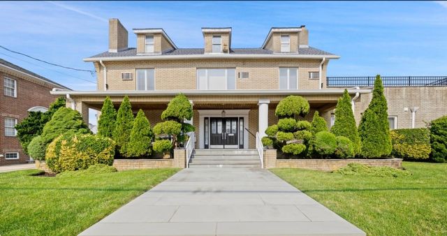  7 BR,  5.50 BTH &nbsp;Colonial style home in Neponsit