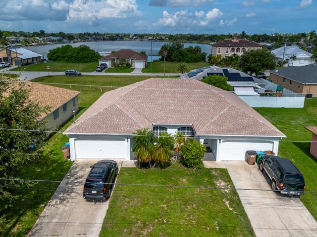  6 BR,  4.00 BTH &nbsp;Duplex style home in Cape Coral