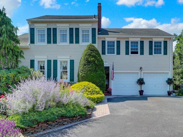  4 BR,  3.00 BTH &nbsp;Colonial style home in Massapequa