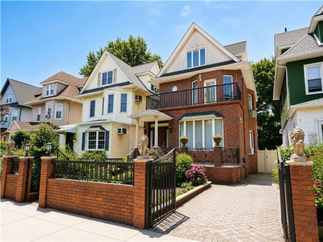  5 BR,  0.00 BTH &nbsp;Multi-family style home in Bensonhurst