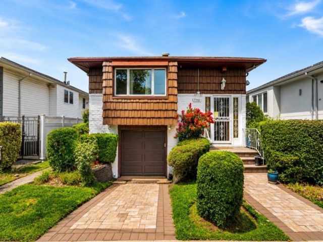  4 BR,  3.00 BTH &nbsp;Single family style home in Mill Basin