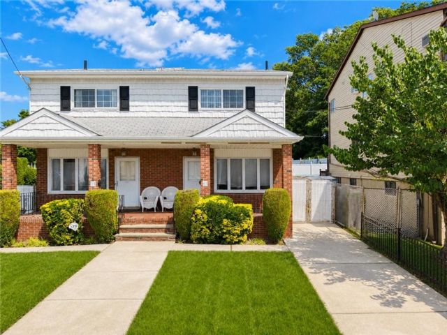  3 BR,  3.00 BTH &nbsp;Single family style home in Richmondtown
