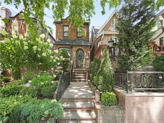  3 BR,  3.00 BTH &nbsp;Single family style home in Bay Ridge