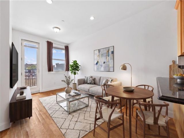  2 BR,  2.00 BTH &nbsp;Condominium style home in Midwood