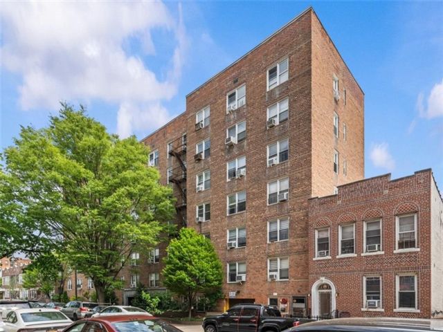  1 BR,  1.00 BTH &nbsp;Co-op style home in Midwood
