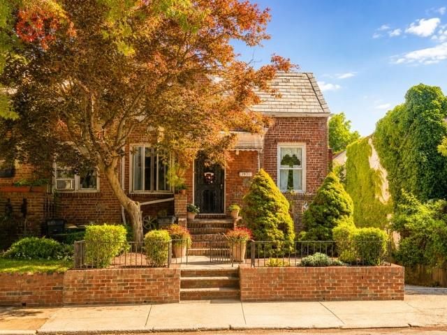  2 BR,  2.00 BTH &nbsp;Single family style home in Marine Park