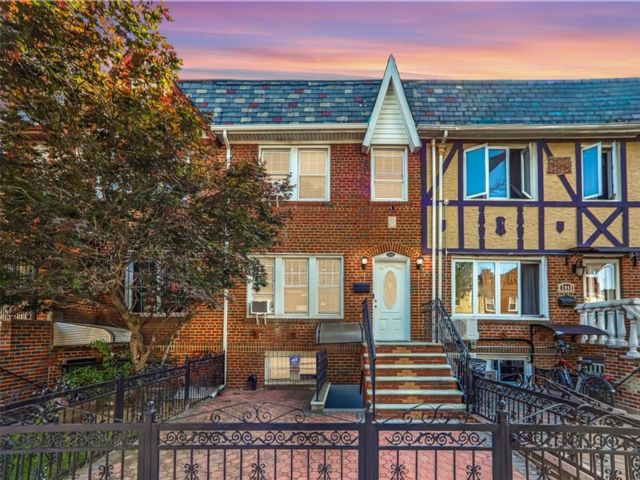  3 BR,  2.00 BTH &nbsp;Single family style home in Flatlands