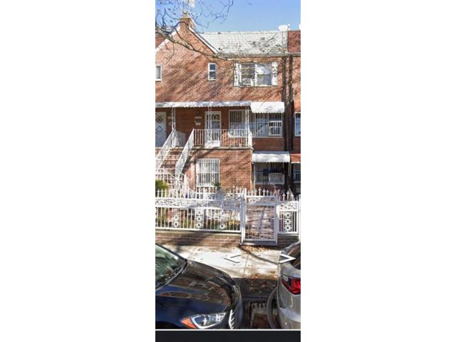 5 BR,  3.00 BTH &nbsp;Multi-family style home in Canarsie