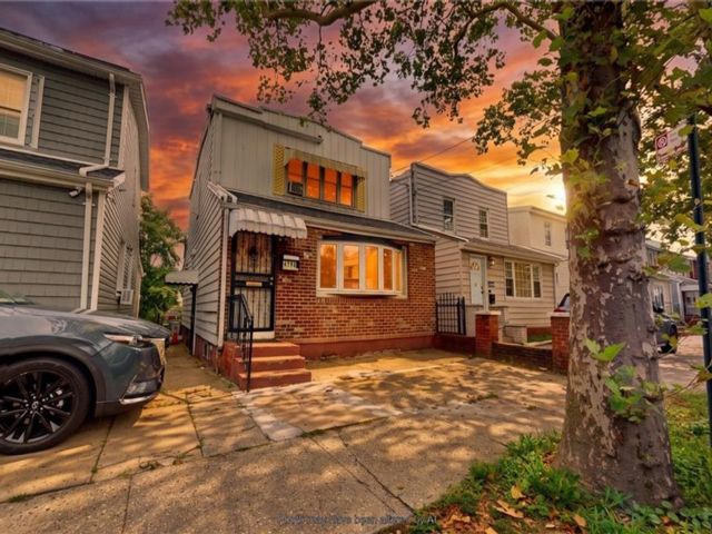  4 BR,  3.00 BTH &nbsp;Single family style home in Canarsie