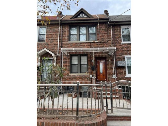  3 BR,  1.50 BTH &nbsp;Single family style home in Bensonhurst
