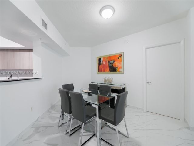 [PHOTO]