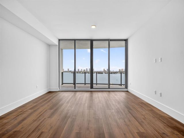 [PHOTO]