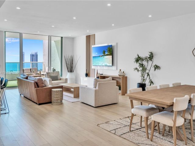  3 BR,  3.50 BTH &nbsp; style home in Aventura