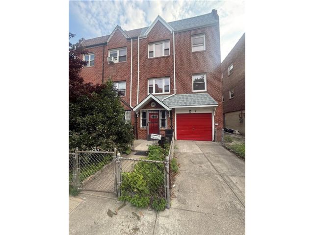  5 BR,  3.00 BTH &nbsp;Multi-family style home in Brighton Beach