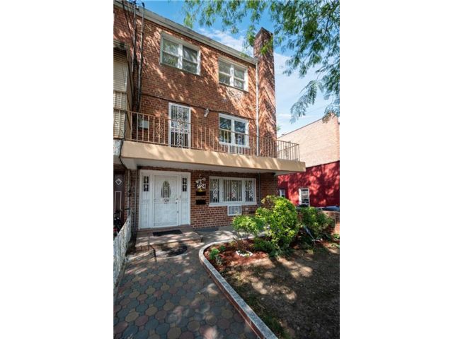  6 BR,  4.00 BTH &nbsp;Multi-family style home in Canarsie