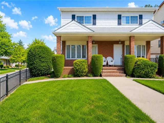  3 BR,  4.00 BTH &nbsp;Single family style home in Richmondtown