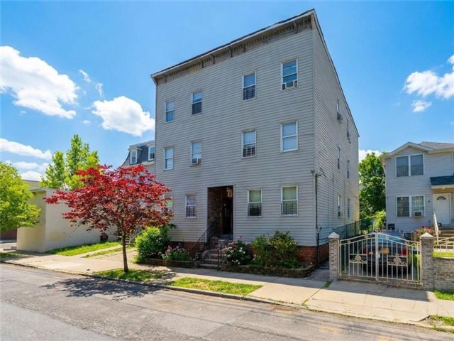 12 BR,  7.00 BTH &nbsp;Multi-family style home in Port Richmond