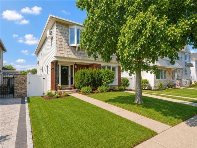 Studio,  3.00 BTH &nbsp;Multi-family style home in Eltingville