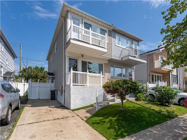  3 BR,  2.00 BTH &nbsp;Single family style home in Se Annandale