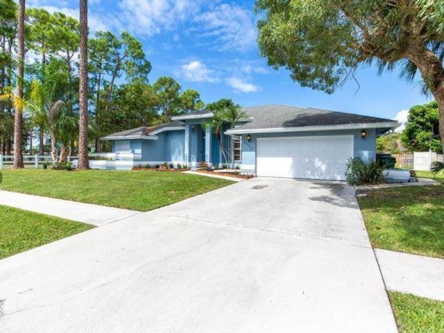  3 BR,  2.00 BTH &nbsp; style home in Wellington