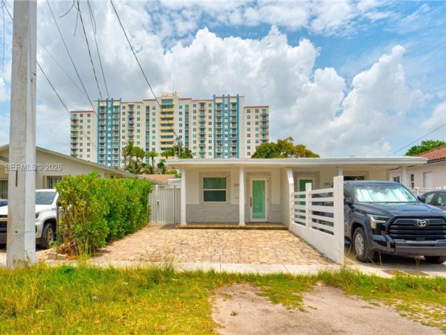  3 BR,  2.00 BTH &nbsp;Duplex style home in Miami