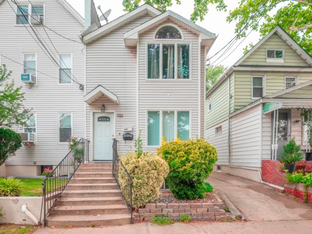  2 BR,  1.50 BTH &nbsp;Apartment style home in Woodside