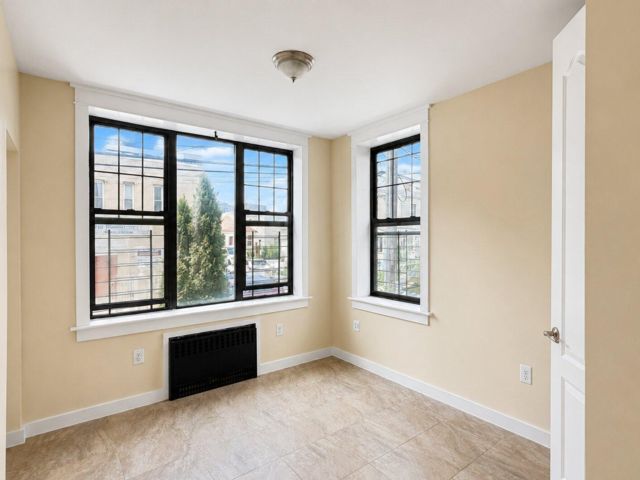  3 BR,  1.00 BTH &nbsp;Apartment style home in Far Rockaway