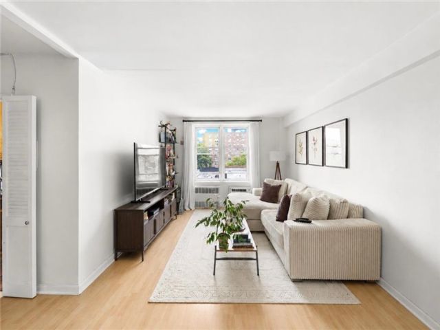 1 BR,  1.00 BTH &nbsp;Co-op style home in Bay Ridge
