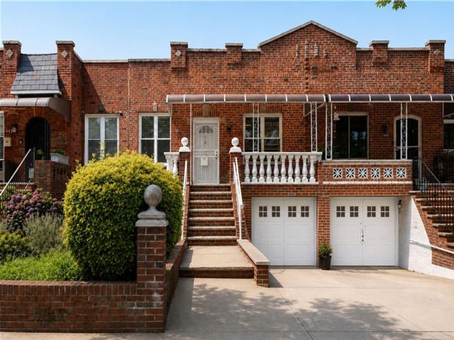  5 BR,  3.00 BTH &nbsp;Single family style home in Flatlands