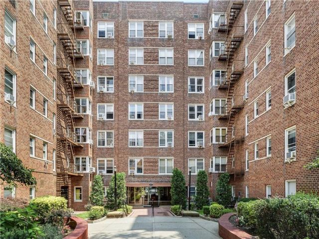 1 BR,  1.00 BTH &nbsp;Co-op style home in Bay Ridge