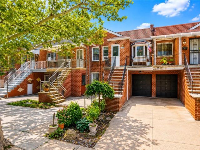 3 BR,  3.00 BTH &nbsp;Multi-family style home in Canarsie
