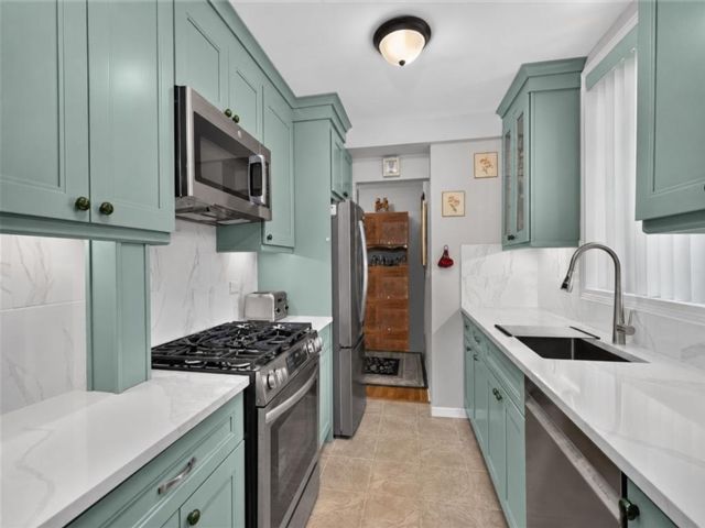  2 BR,  2.00 BTH &nbsp;Condominium style home in Sunnyside