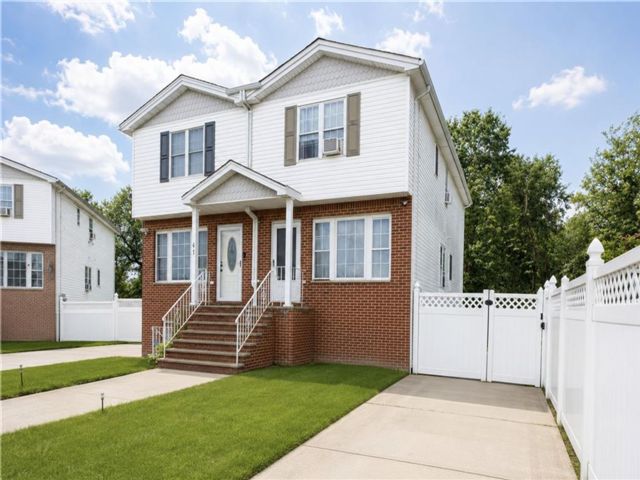 Studio,  3.00 BTH &nbsp;Multi-family style home in Westerleigh