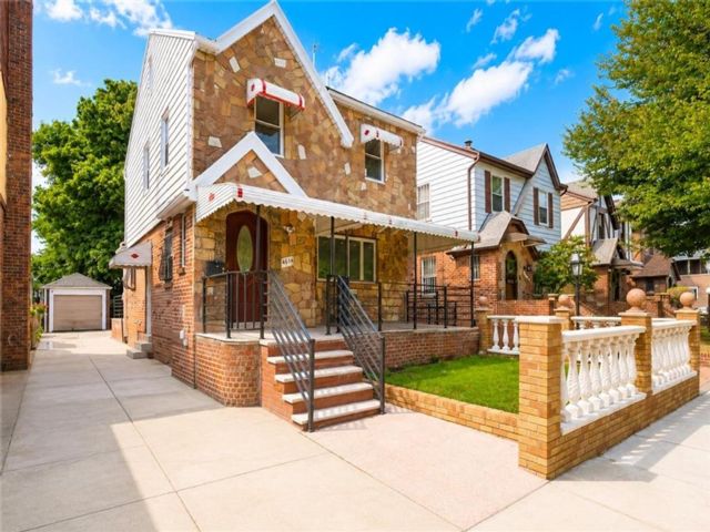  3 BR,  3.00 BTH &nbsp;Single family style home in Flatlands