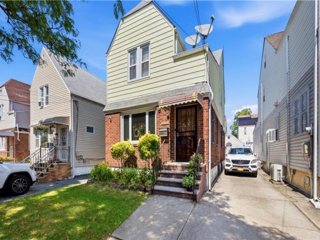  4 BR,  1.00 BTH &nbsp;Single family style home in Queens Village