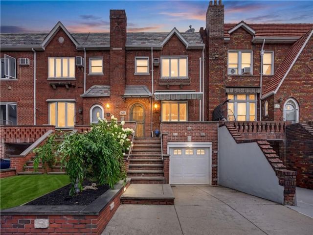  3 BR,  3.00 BTH &nbsp;Single family style home in Bay Ridge