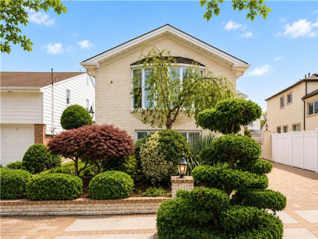  4 BR,  4.00 BTH &nbsp;Multi-family style home in Mill Basin