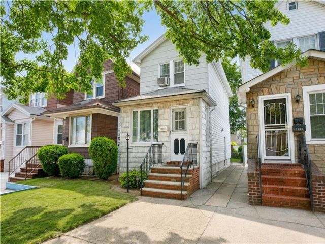  3 BR,  2.00 BTH &nbsp;Single family style home in Marine Park