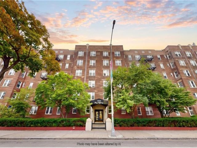  3 BR,  2.00 BTH &nbsp;Co-op style home in Marine Park