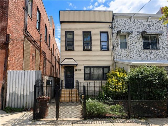  3 BR,  2.00 BTH &nbsp;Single family style home in East New York