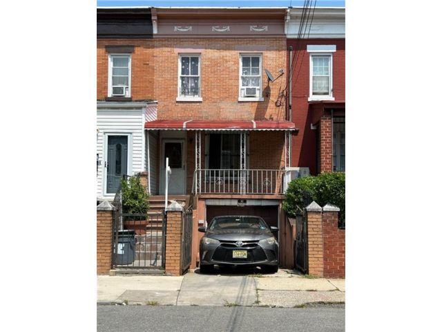  4 BR,  0.00 BTH &nbsp;Multi-family style home in East New York