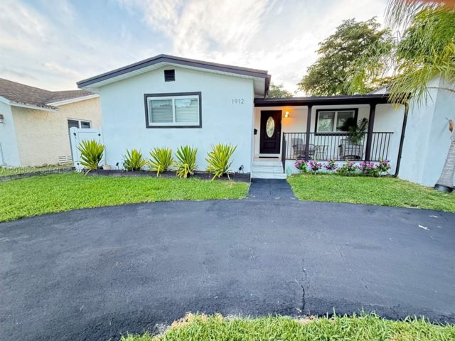  4 BR,  2.00 BTH &nbsp; style home in Hollywood