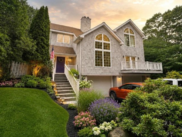  3 BR,  2.50 BTH &nbsp;Post modern style home in Noyack