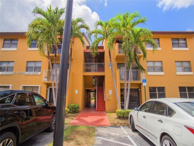 2 BR,  2.00 BTH &nbsp;Condo style home in Miami