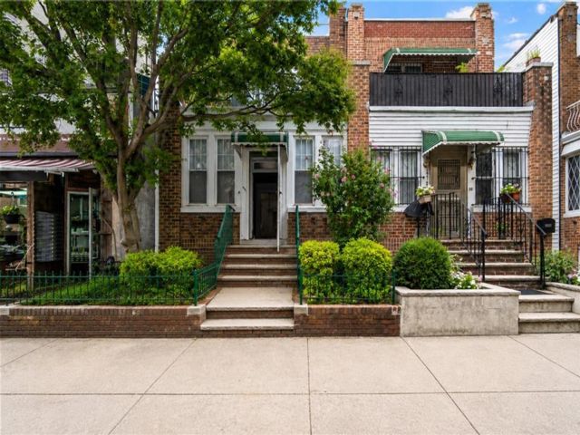  3 BR,  2.00 BTH &nbsp;Single family style home in Bay Ridge