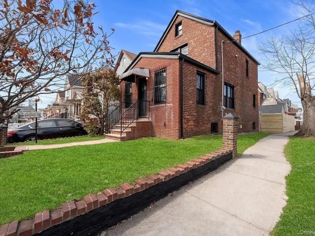  3 BR,  2.00 BTH &nbsp;Single family style home in South Ozone Park