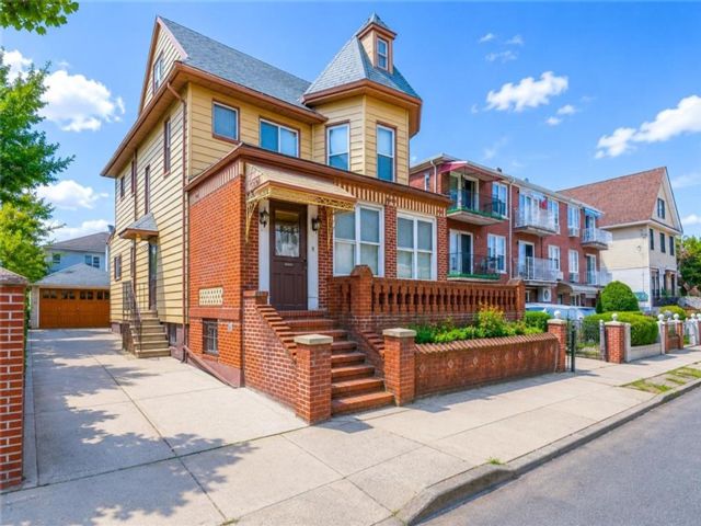  6 BR,  4.00 BTH &nbsp;Multi-family style home in Bath Beach
